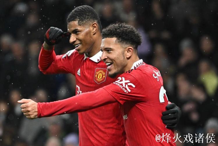 曼联允许5名弃将归队训练,需避开阿莫林及队员。 曼联允许5名弃将归队训练,需避开阿莫林及队员。